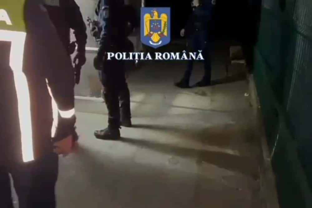 Buchetele de flori furate le-au adus polițiștii ”în vizită” unor prahoveni din Filipeștii de Pădure